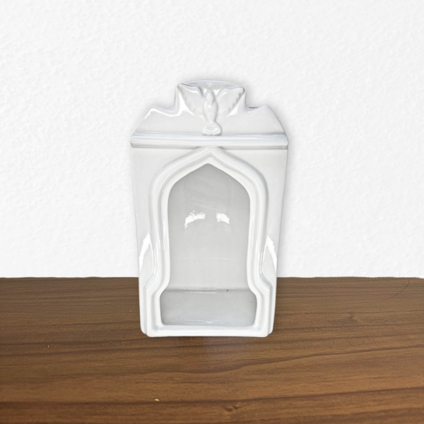 CAPELA DECORATIVA EM PORCELANA BRANCA